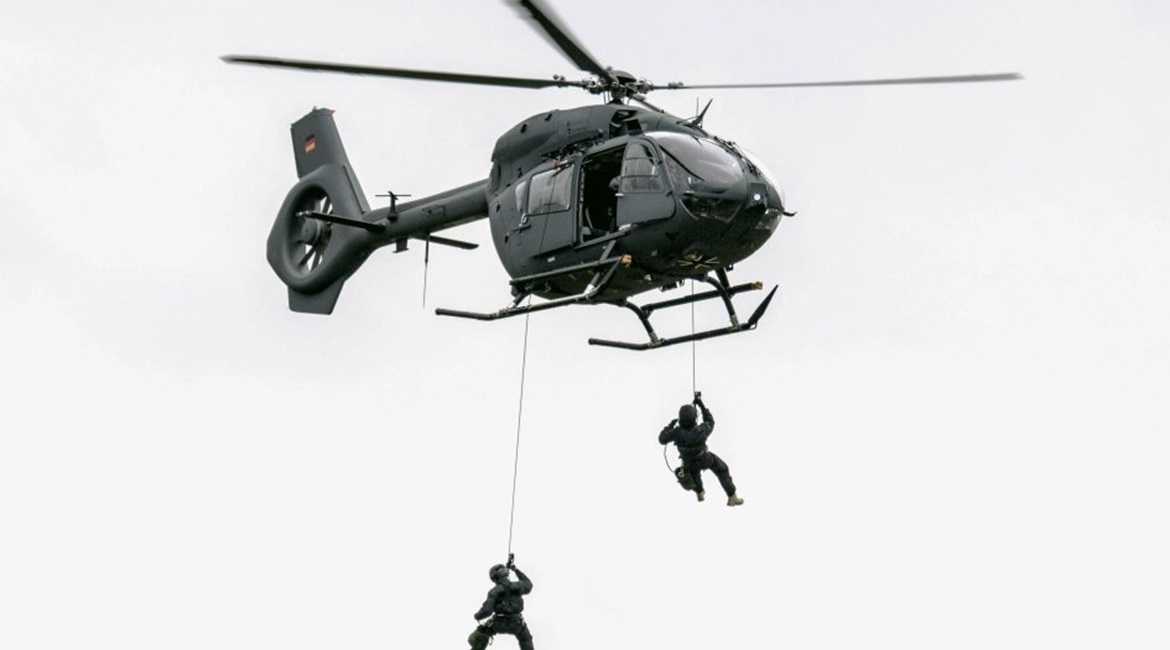 The H145M demonstrates its special forces credentials with the German KSK special forces counter-terrorism unit. Airbus is developing a smoke-screen that can protect the H145M when in the vulnerable hover.