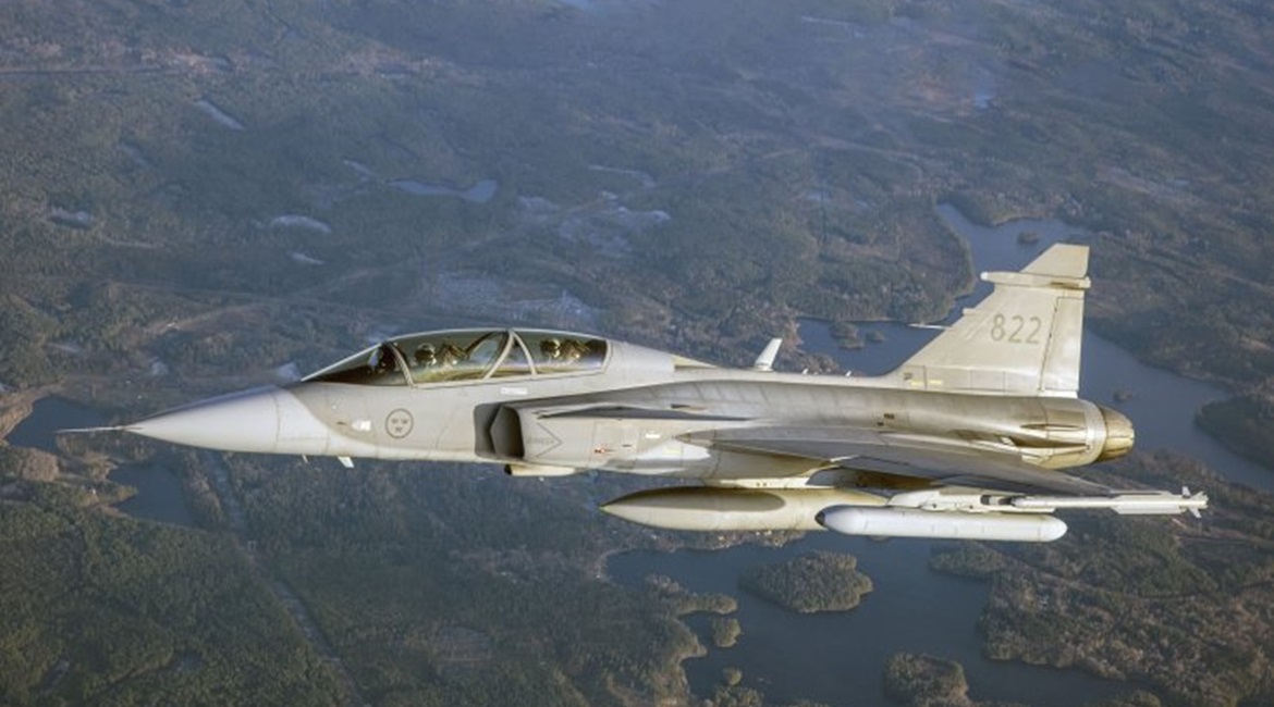 The EAJP was flight-tested for the first time on 4 November. The pod is visible on the Gripen D's port outer pylon.