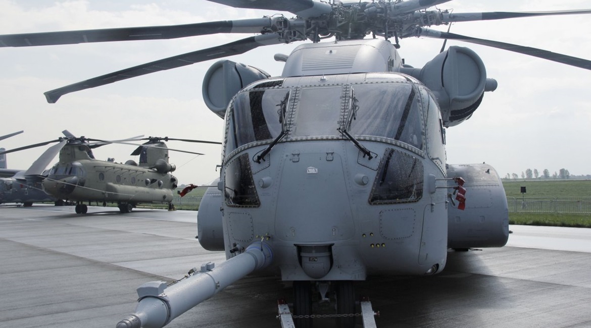 The CH-53K (foreground) and CH-47F (background) at the ILA Berlin 2018 Airshow.