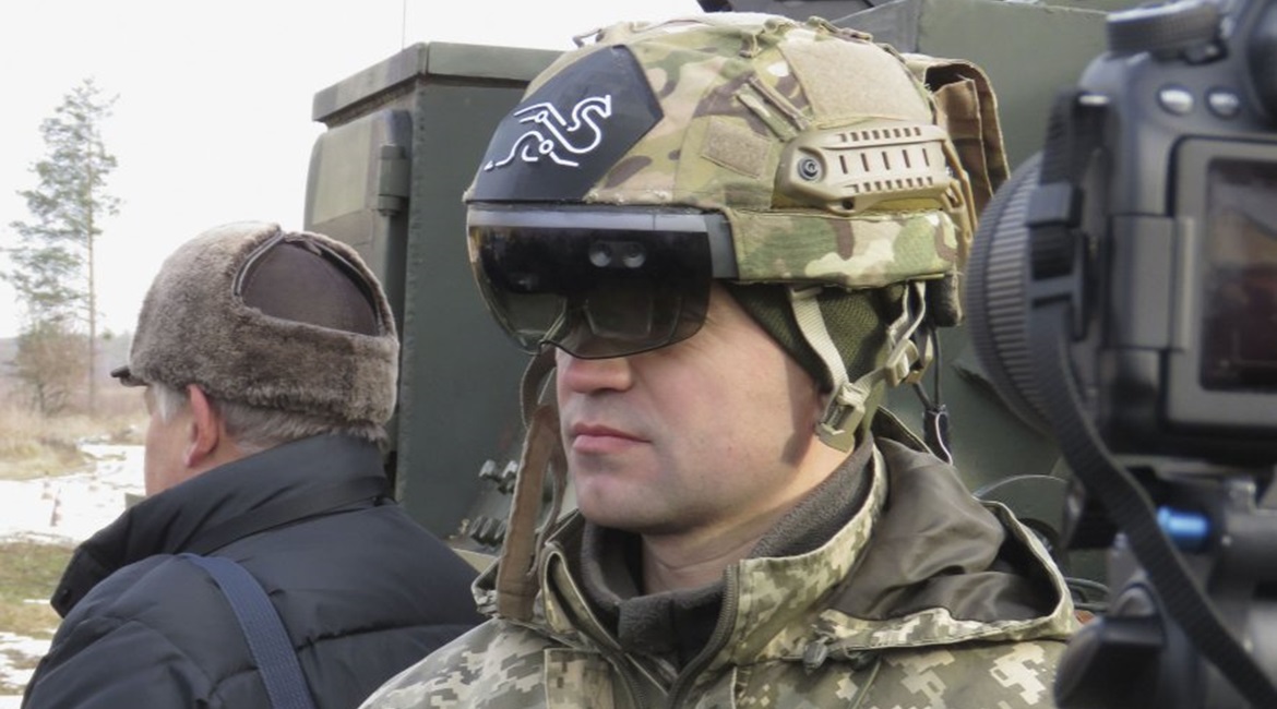 A Ukrainian soldier demonstrating the Hololens-equipped helmet during the opening trials of the LPMK.