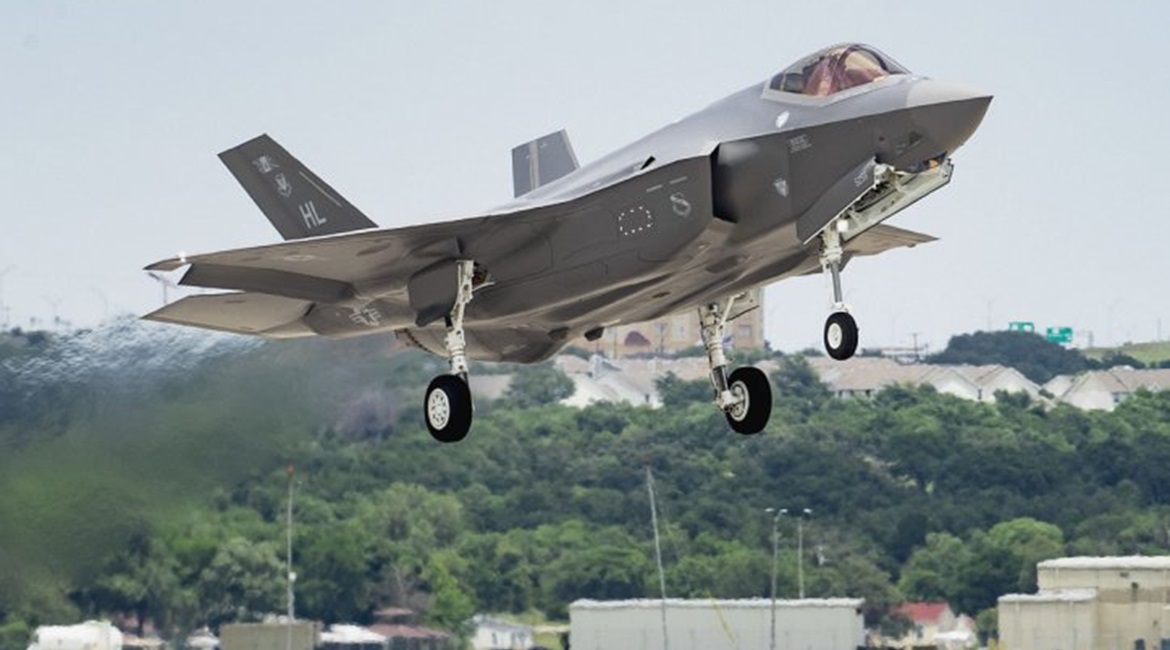 This new F-35 sustainment contract includes industry sustainment experts supporting pilot and maintainer training, which concerns a Pentagon watchdog.