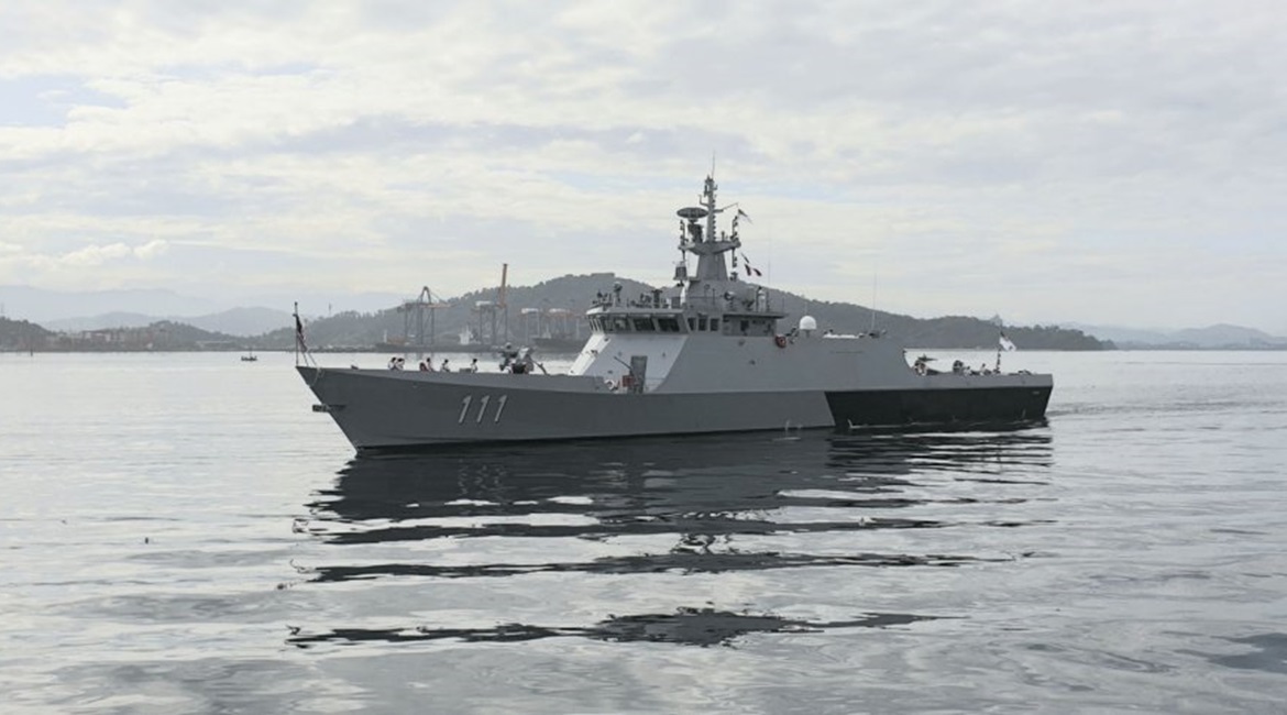 KD 
        
        , the RMN's first LMS, arrived in Malaysia on 17 January after being commissioned 11 days earlier in a ceremony held at the facilities of Wuchang Shipbuilding at Qidong, near Shanghai.