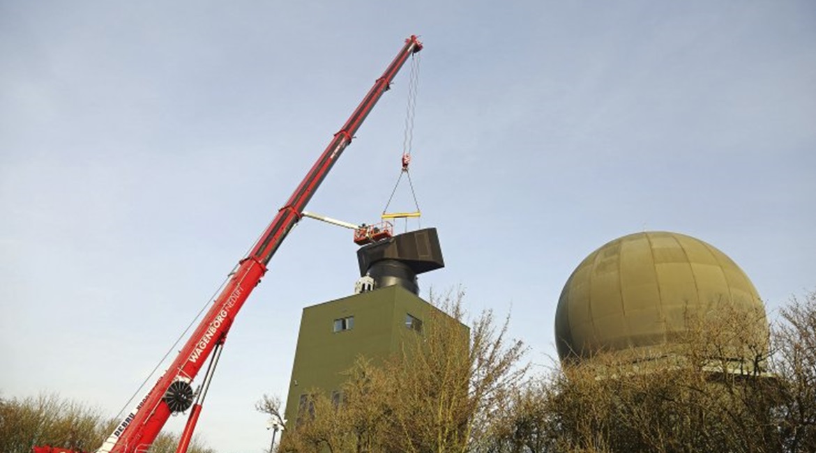 The RNLAF's AOCS in Nieuw Milligen received a SMART-L radar (centre) to replace its MPR (right) in Wier on 16 January.