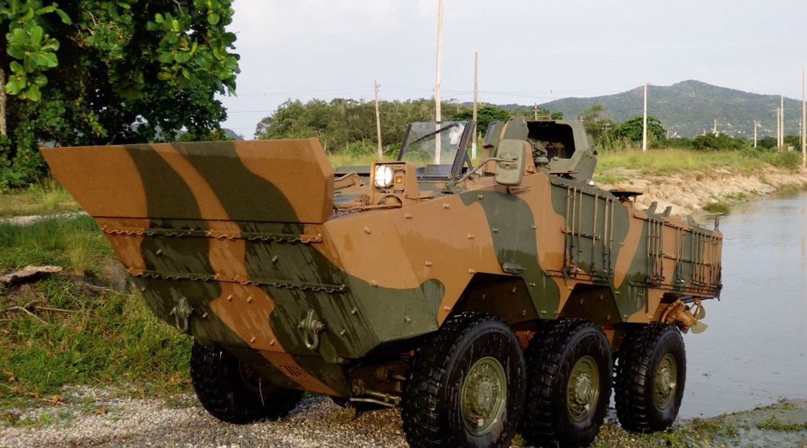 A VBTP-MSR Guarani is shown with a W&E Platt MR550 Ring Mount with an overhead protection kit.