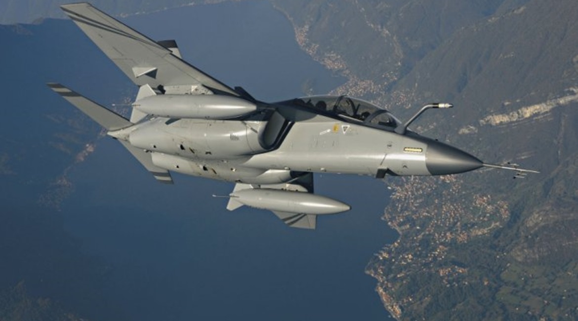 Azerbaijan is to buy an undisclosed number of Leonardo M-346 Master trainer and light attack aircraft, according to a 'declaration by agreement' signed on 20 February.