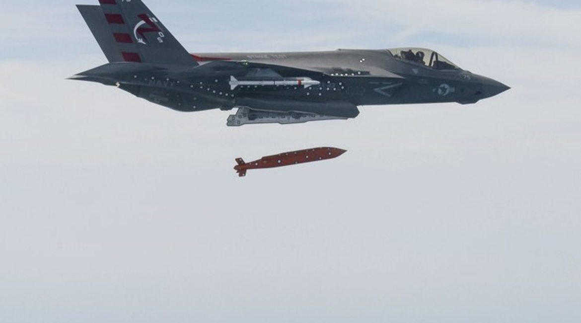 A USN F-35C releases a JSOW C glide munition during operational test and integration on the platform at China Lake in 2019.