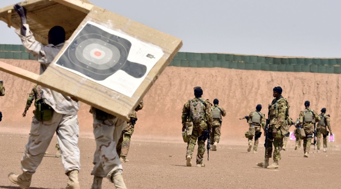 Malian and Mauritanian soldiers participate in training at the Kamboinsé General Bila Zagre military camp near Ouagadougo in Burkina Faso during a military anti-terrorism exercise with US Army instructors on 12 April 2018. Approximately 1,500 Afri...