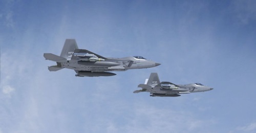A computer-generated image showing two KF-X fighter aircraft equipped with Meteor BVRAAMs, forward-looking infrared pods, and Joint Direct Attack Munitions.