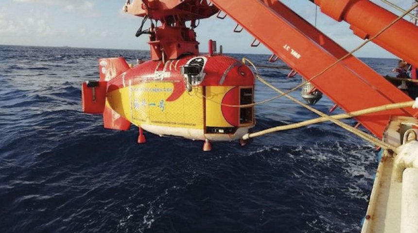 Haidou-1 seen being recovered by the research ship
Tansuo-1
.
(Shenyang Institute of Automation)