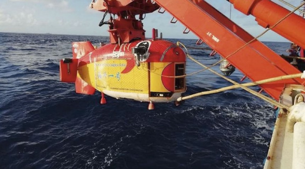 Haidou-1 seen being recovered by the research ship 
        
        .