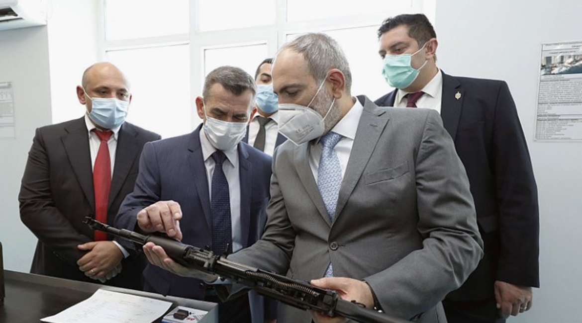 Armenian Prime Minister Nikol Pashinyan inspects an assault rifle during a visit to Armenia's Kalashnikov assault rifle factory.