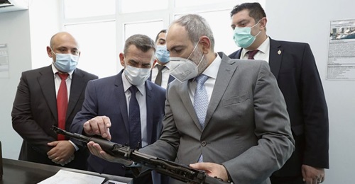 Armenian Prime Minister Nikol Pashinyan inspects an assault rifle during a visit to Armenia's Kalashnikov assault rifle factory.