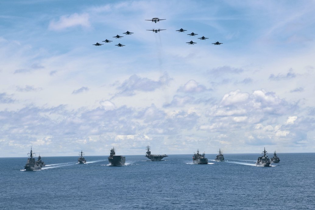 As aircraft from Carrier Air Wing 5 fly overhead, US Navy ships USS
Ronald Reagan
,
Antietam,
and
Mustin
are seen here on 21 July taking part in a trilateral passage in the Philippine Sea with Royal Australian Navy ships
Canberra
,
Hobart
,
Stuart,Arunta,
and
Sirius
and Japan Maritime Self-Defense Force Akizuki-class destroyer JS
Teruzuk
i on their way to the 2020 edition of the multinational ‘Rim of the Pacific’ (RIMPAC) exercise in Hawaii. Washington reiterated that same day that it will continue to bolster its “growing network of Indo-Pacific allies and partners”, referring to US partnerships in the region as “a strategic advantage our competitors cannot match”.
(Commonwealth of Australia 2020)