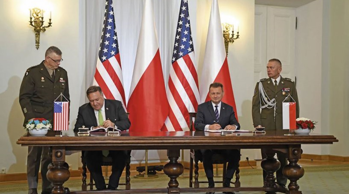 US Secretary of State Mike Pompeo (left) and Polish Minister of National Defence Mariusz Blaszczak (right) signed the EDCA on 15 August.