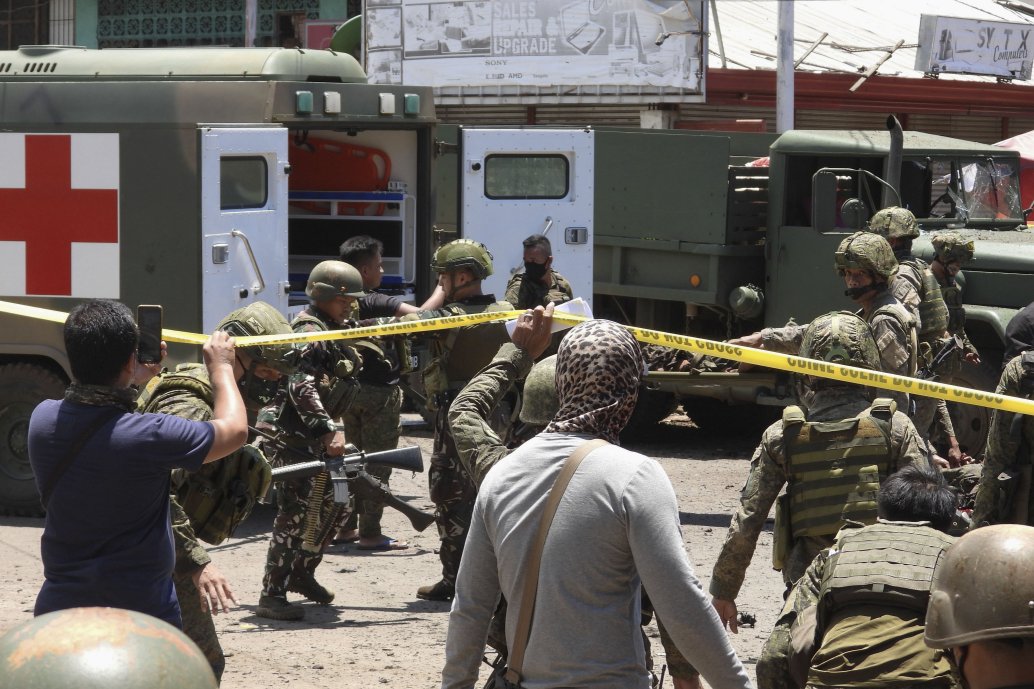 Security forces surround the area near the Barangay Walled City after two female militants conducted a co-ordinated IED attack in Jolo in the Philippines’ Solo province on 24 August. (Getty Images )
