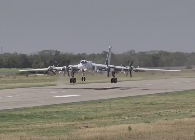 The Tu-95MSM prototype taking off for its first flight on 22 August. (UAC)