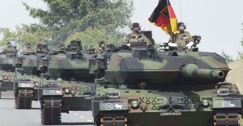 The first four Leopard 2A6s delivered to Panzerbataillon 363, led by battalion commander Lt Col Pane (right in the lead tank).