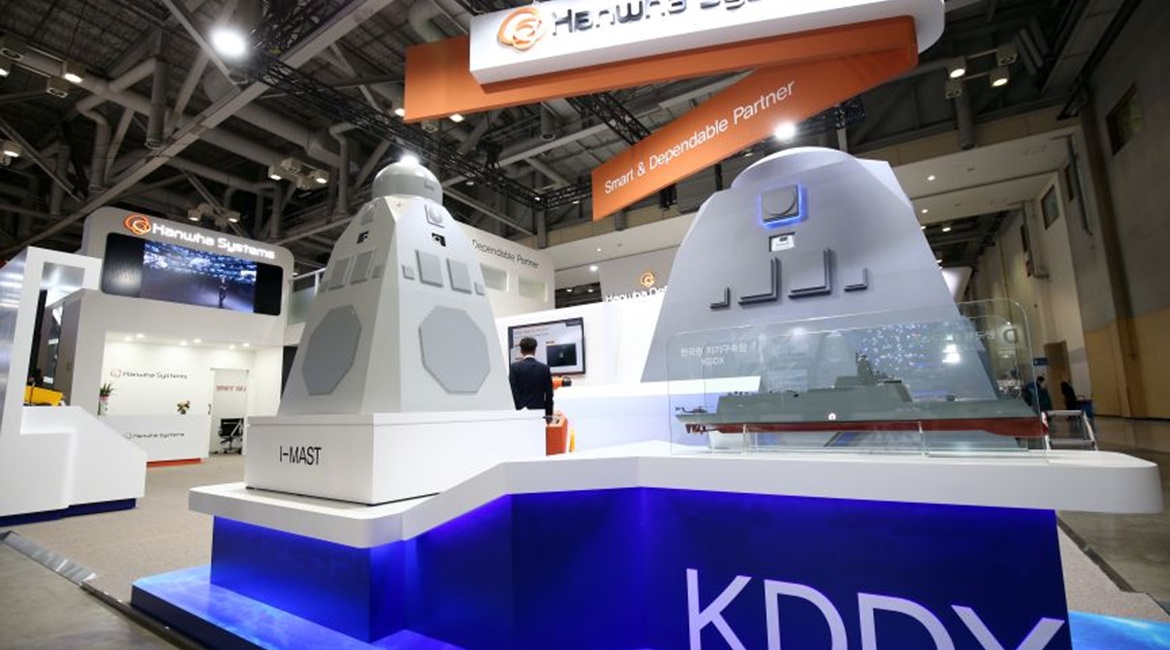 A scale model of Hanwha Systems' I-MAST solution for the KDDX programme. The company was selected on 16 September as the final preferred bidder for the KDDX's combat system and multifunction radar.