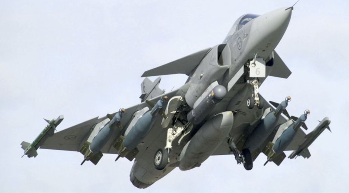 Having earlier announced it would like to retain a number of its Gripen C/D fighters in service beyond their planned 2026 retirement date, the money and the political will has now been found to make this plan a reality.
