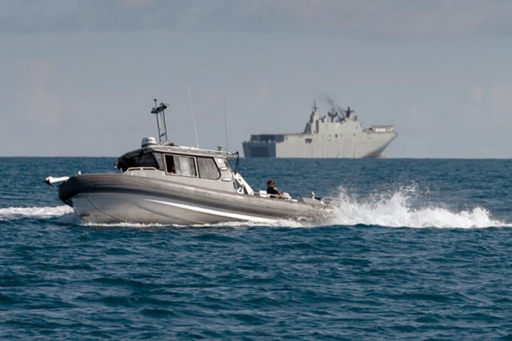 The RAN announced on 8 November that its Maritime Geospatial Warfare Unit recently deployed for the first time a new type of small survey craft (foreground) from its Canberra-class amphibious assault ship HMAS
Adelaide
(background) as part of Exercise ‘Sea Wader 2020’.
(RAN)