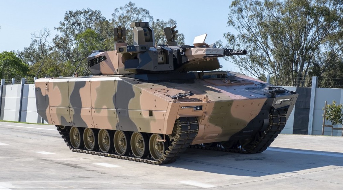 Rheinmetall unveiled on 10 November the first of three Lynx KF41 IFVs that will compete with Hanwha Defense's AS21 Redbacks for Australia's Project Land 400 Phase 3.