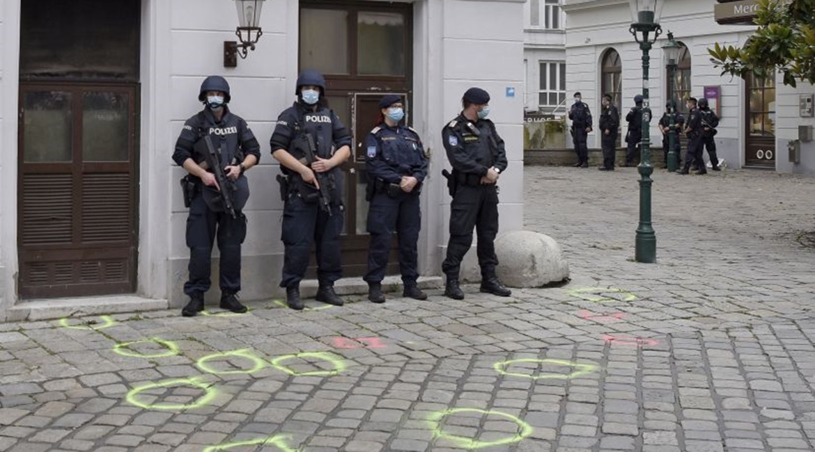 Police officers on 3 November guard the scene of the small-arms terrorist attack on 2 November 2020 in Vienna, Austria. Substantial reforms of the intelligence services have been proposed to address failures exposed by the attack.