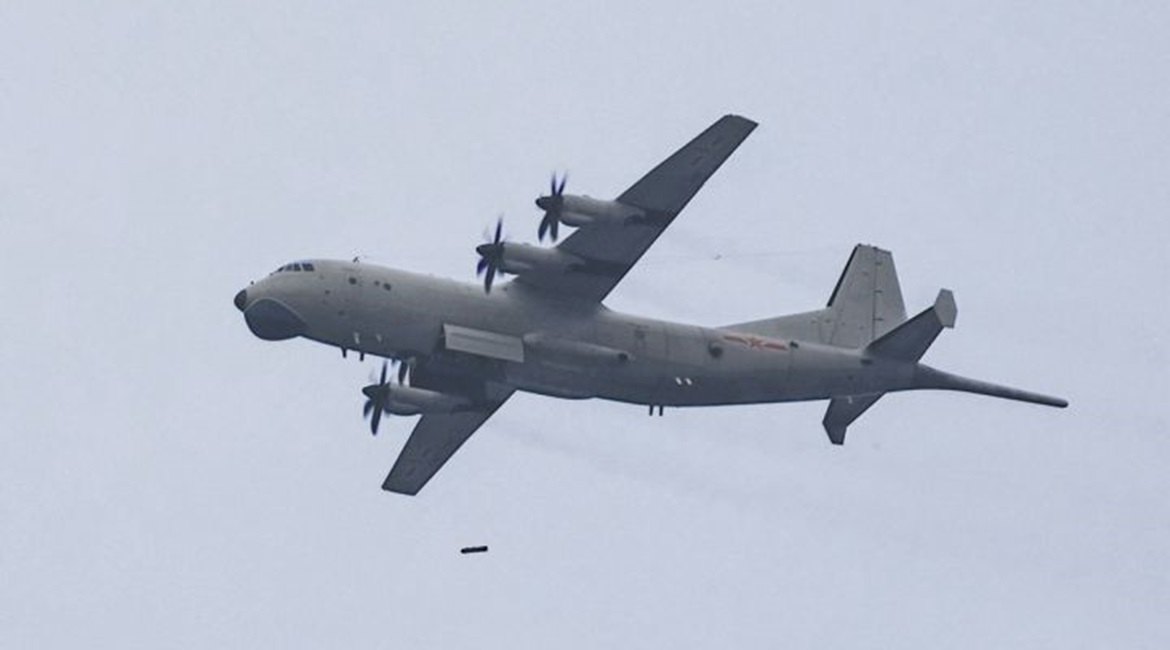 The Chinese military released an image on 3 December showing a PLANAF Y-8Q aircraft attached to a division under the Eastern Theatre Command dropping a new type of guided depth charge during a recently held live-fire training exercise.