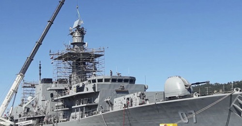 The TRS-4D radar antenna being installed on Almirante Lynch.