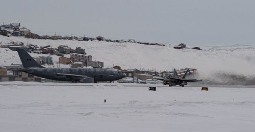 The RCAF exercised with a CC-150T aerial refuelling aircraft (left) and a CF-18 around Baffin Island from 18 to 20 January.