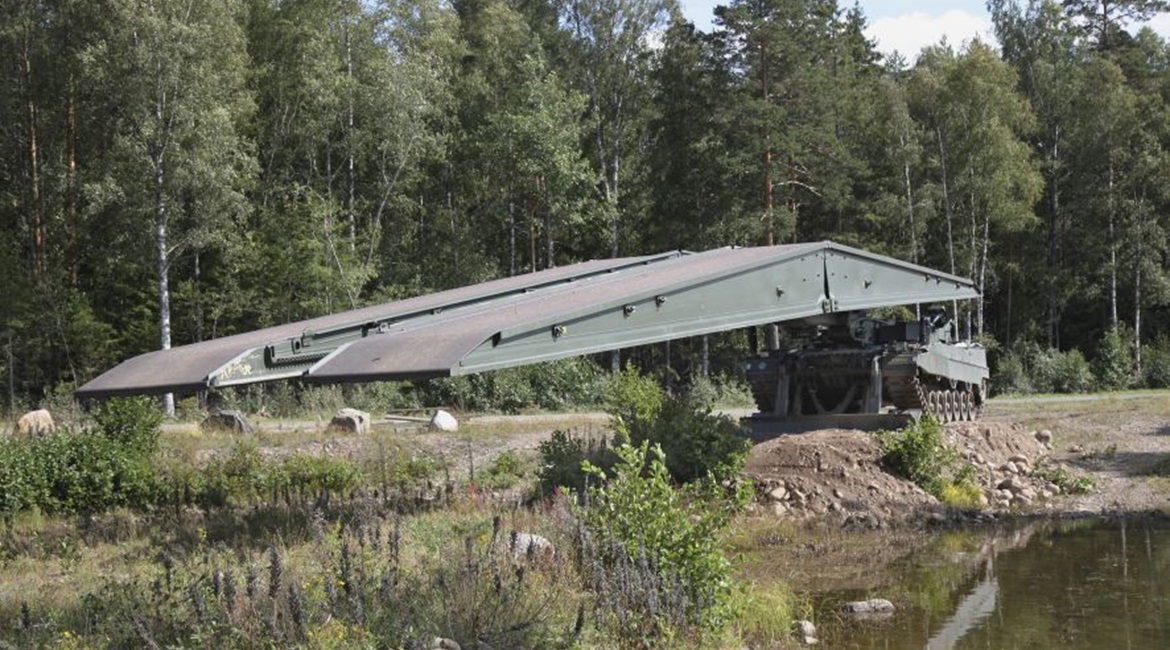 A Leopard 2 platform, equipped with the KMW-built Leguan system, deploying a single 26 m bridge.