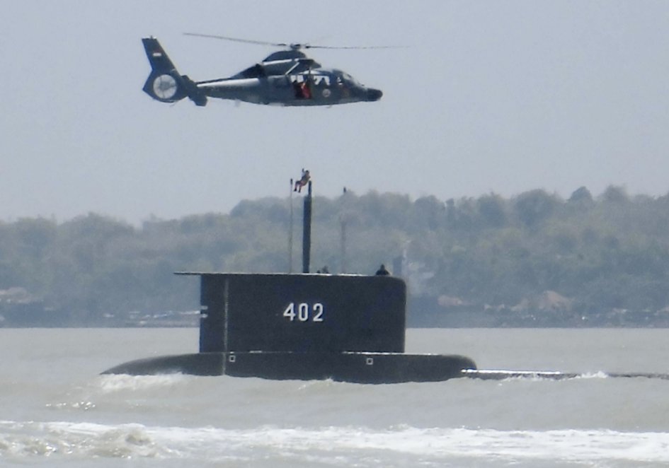 The TNI-AL’s second Cakra-class submarine, KRI
Nanggala
, seen here near Surabaya during a demonstration of its abilities.
(Janes/Ridzwan Rahmat)