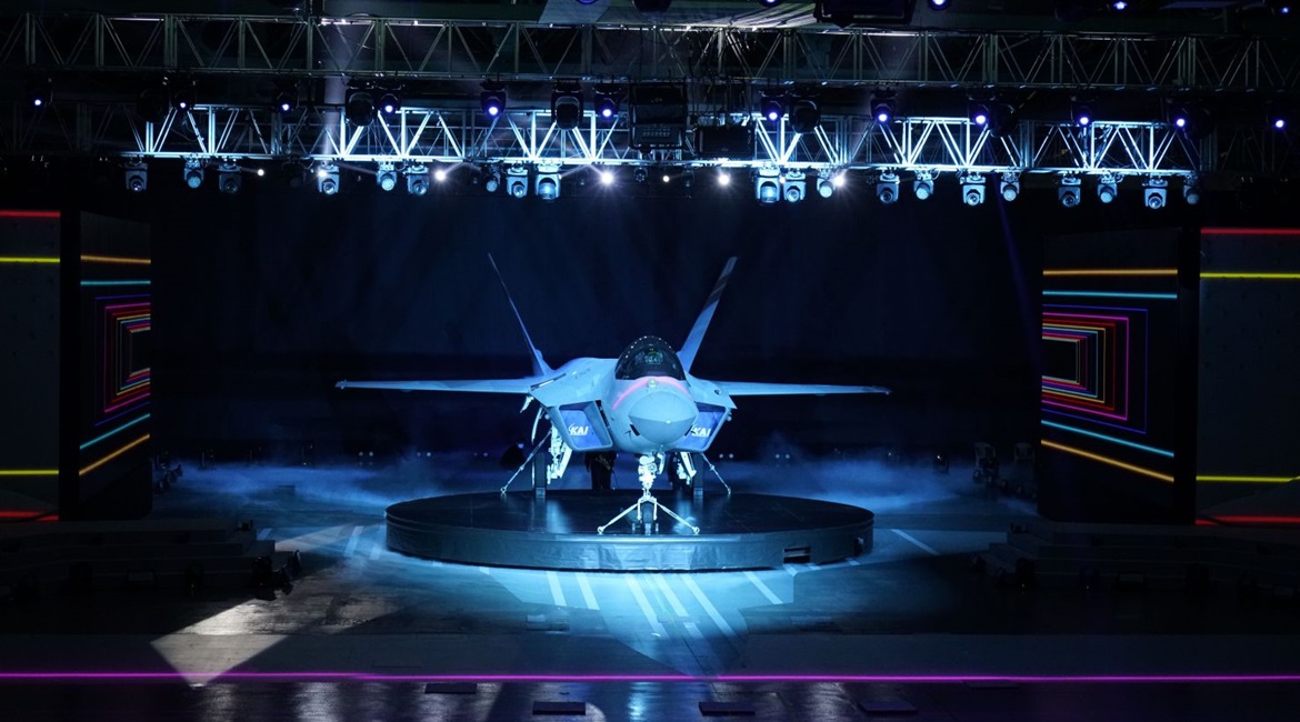 South Korea rolled out the first prototype of its KF-21 Boramae multirole fighter aircraft in a ceremony held on 9 April at KAI headquarters in Sacheon.