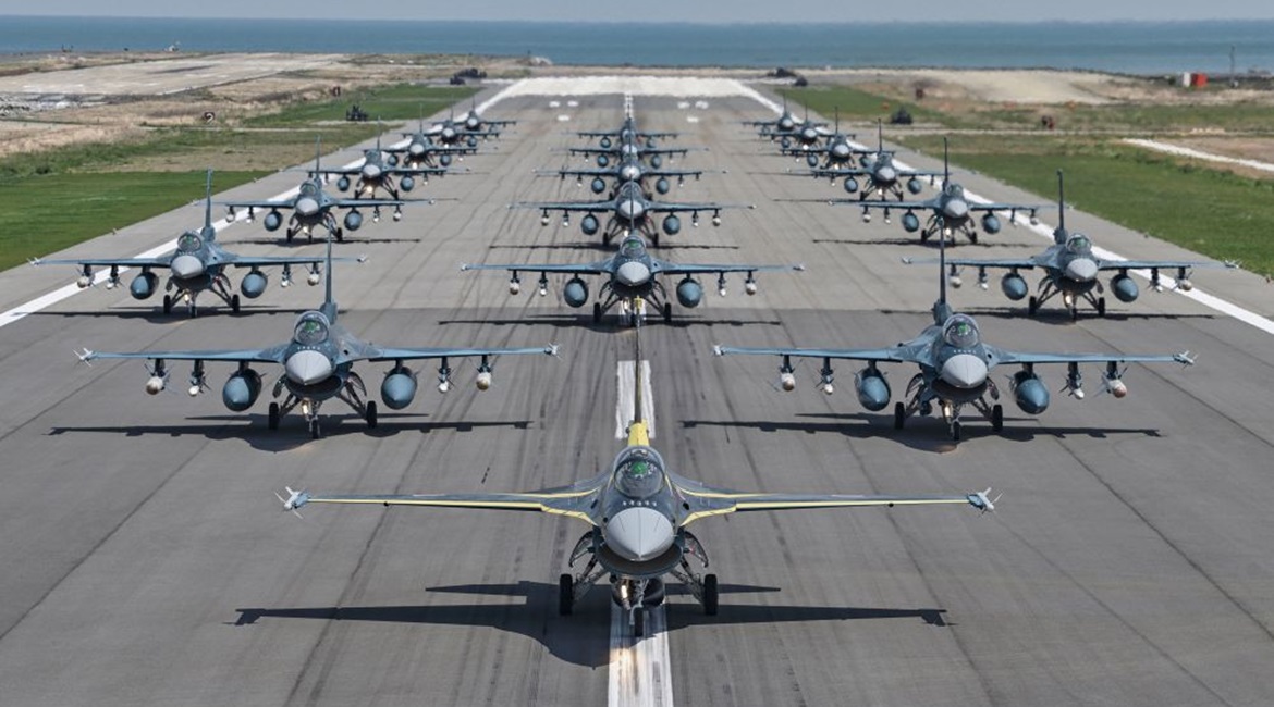 A total of 20 F-2s assigned to the JASDF's 8th Squadron took part in an 'elephant walk' at Tsuiki Air Base on 19 April to mark the unit's 60th anniversary.